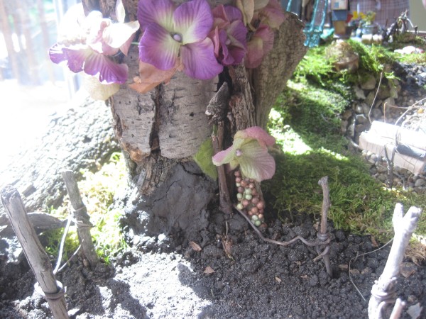 Use natural elements for your living fairy garden while incorporating some artificial items to supplement @dapperhouse