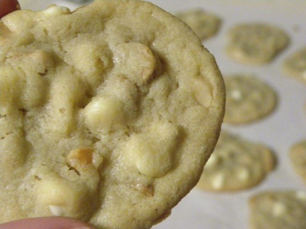 white-choc-macadamian-nut-cookies-650x487 (1)