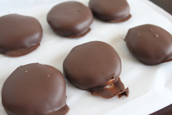 Make these yummy peppermint patties at home super easy! - great for the Holidays - jenny at dapperhouse 