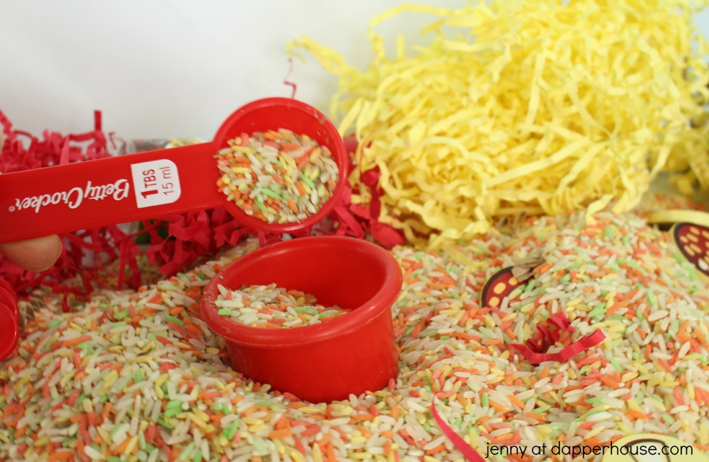 How to amke and use a pizza themed sensory box - sensory bin - jenny at dapperhouse