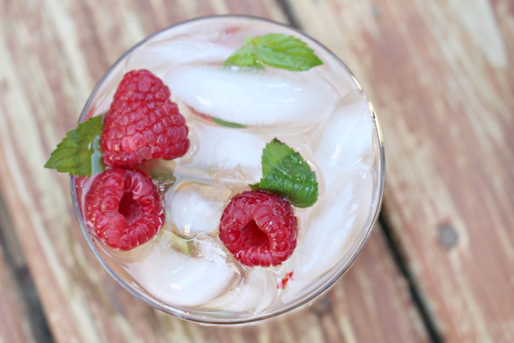 Raspberry Chambord Cocktail Recipe - jenny at dapperhouse blog