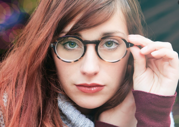 Glasses vs contact lenses. 5 Reasons to choose eyewear every time