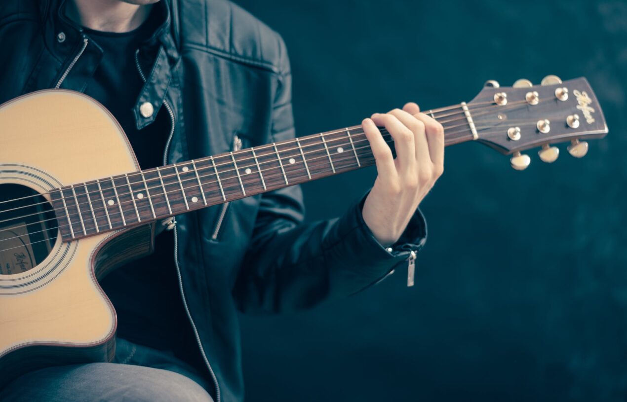 Taking Virtual Guitar Lessons VS. Teaching Yourself